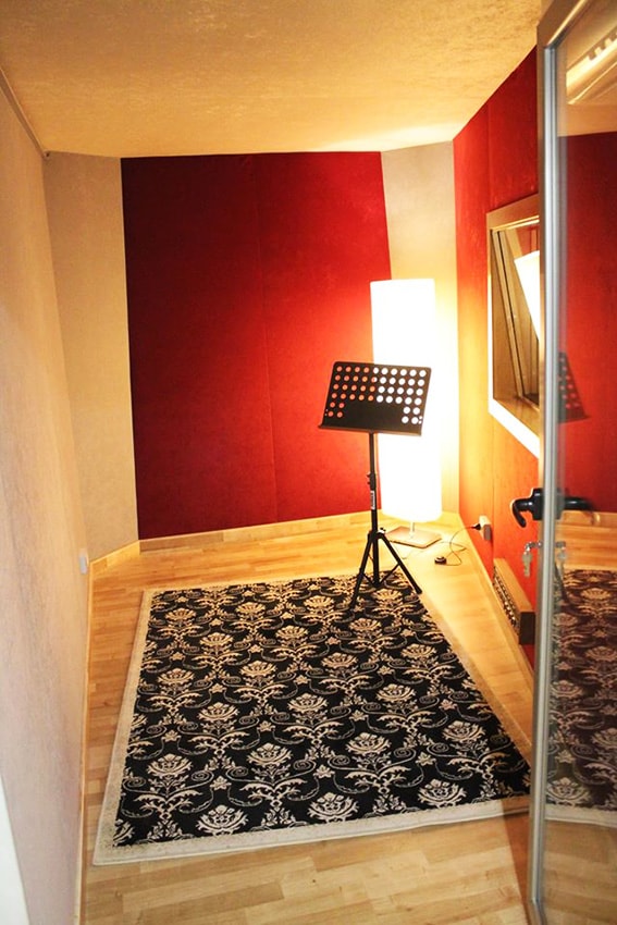 tissu tendu mural suédine dans un studio d'enregistrement